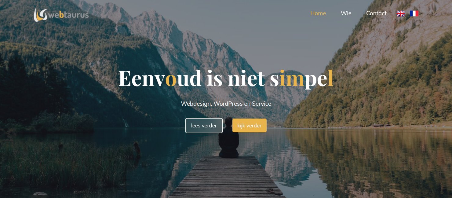 De voorpagina van webtaurus in Ollie: een doorzichtige header met wit menu over de bergfoto, de kop Eenvoud is niet simpel met enkele gouden letters, en de knoppen lees verder en kijk verder.